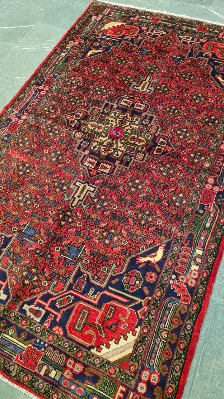 فرش دستباف حسين آباد سنقر طرح لچک و ترنج سایز پرده اي۲٫۵۳×۱٫۵۴ رنگ زمینه لاكي رنگ حاشیه سرمه اي کد ۴۴۸۹۳
