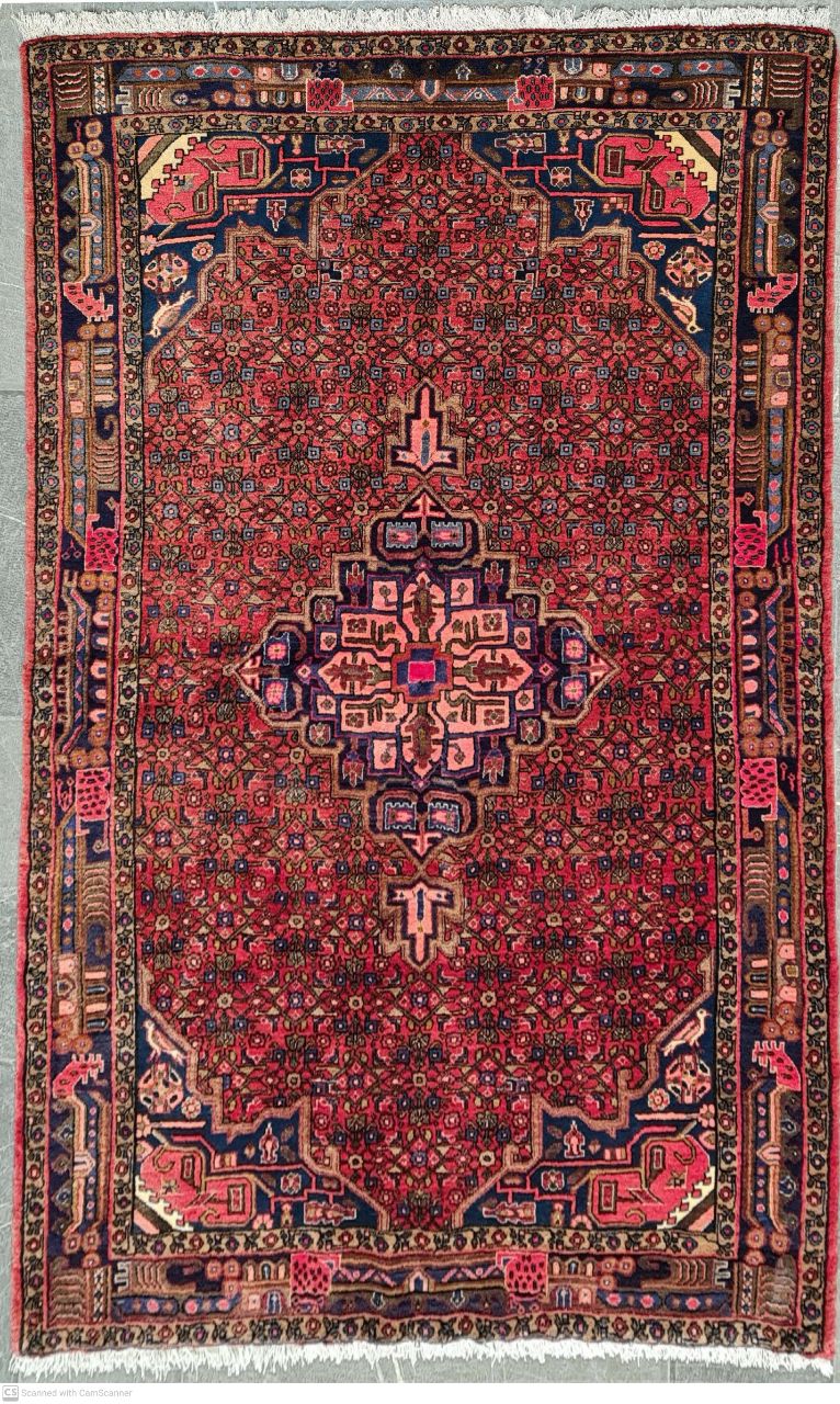 فرش دستباف حسين آباد سنقر طرح لچک و ترنج سایز پرده اي۲٫۳۸×۱٫۵۶ رنگ زمینه مسي رنگ حاشیه سرمه اي کد ۴۴۸۶۵
