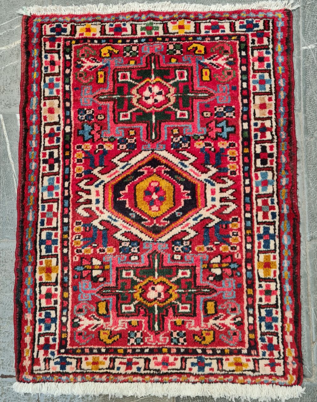فرش دستباف قرجه طرح ۳ ترنج سایز پشتي ۰٫۸۶×۰٫۶۴ رنگ زمینه لاكي رنگ حاشیه كرم کد ۴۴۹۶۹