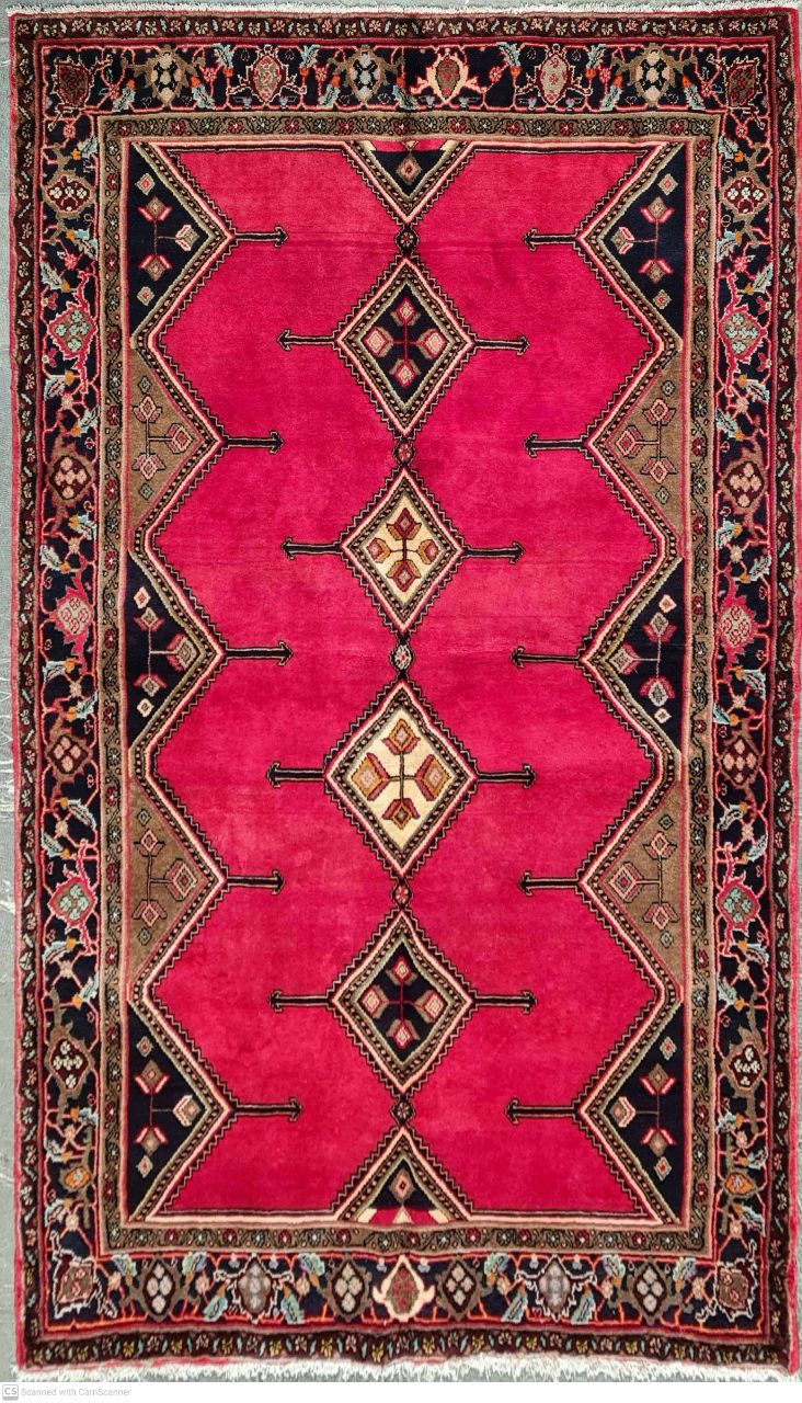 فرش دستباف سنقر طرح ۴ ترنج سایز پرده اي۲٫۵۳×۱٫۵۷ رنگ زمینه لاكي رنگ حاشیه سرمه اي کد ۴۴۸۸۹