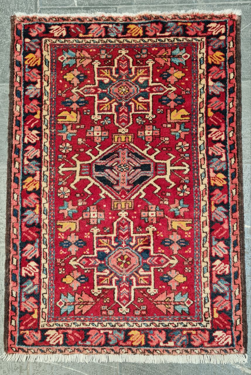 فرش دستباف قرجه طرح ۳ ترنج سایز ذرع وچارك۱٫۲×۰٫۸۴ رنگ زمینه لاكي رنگ حاشیه سرمه اي کد ۴۴۹۶۸