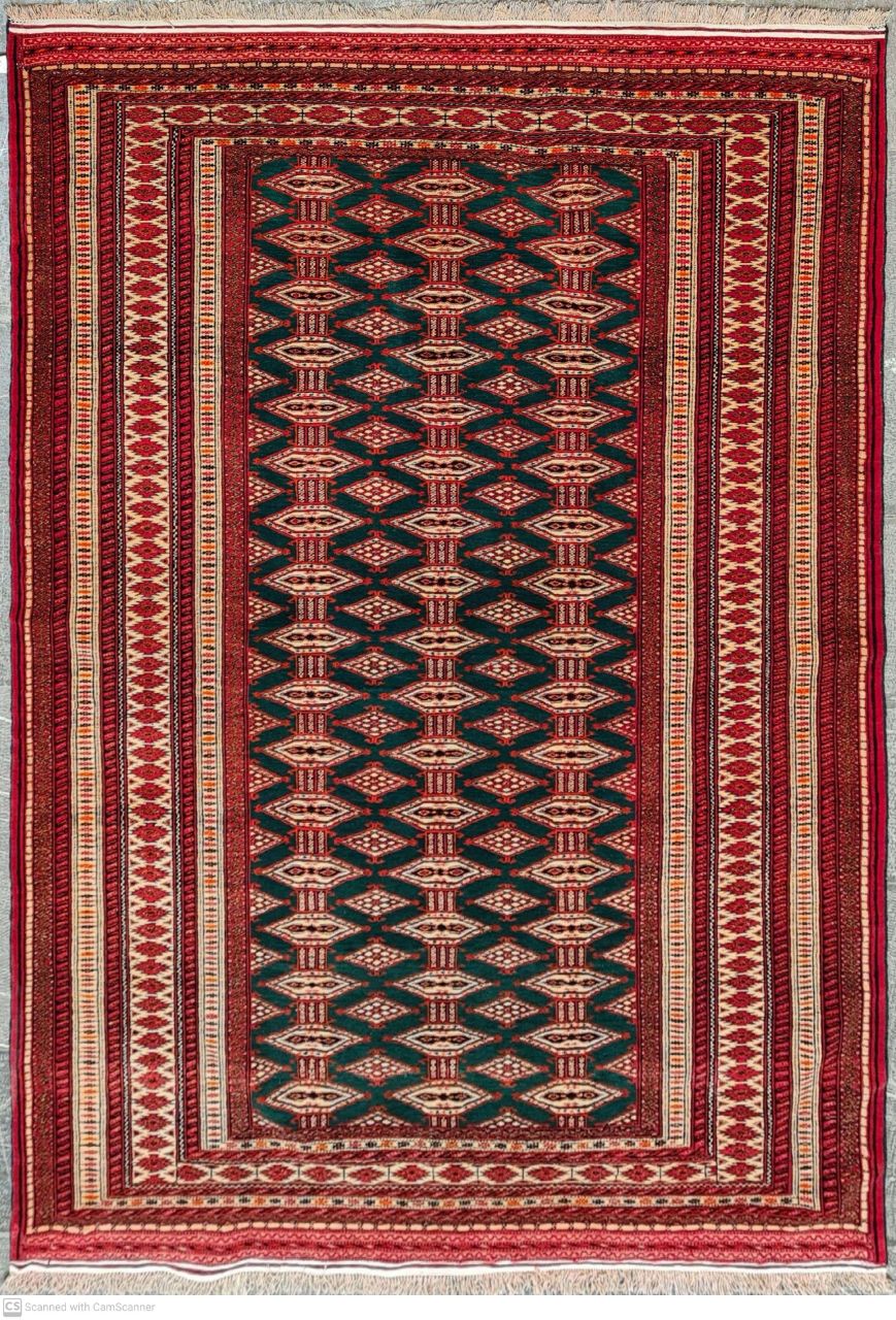فرش دستباف آنتیک ترکمن طرح بازوبندي ۵۰ ساله چله ابریشم سایز قاليچه۲٫۰۵×۱٫۴۵ رنگ زمینه سبز رنگ حاشیه كرم کد ۴۴۹۹۲