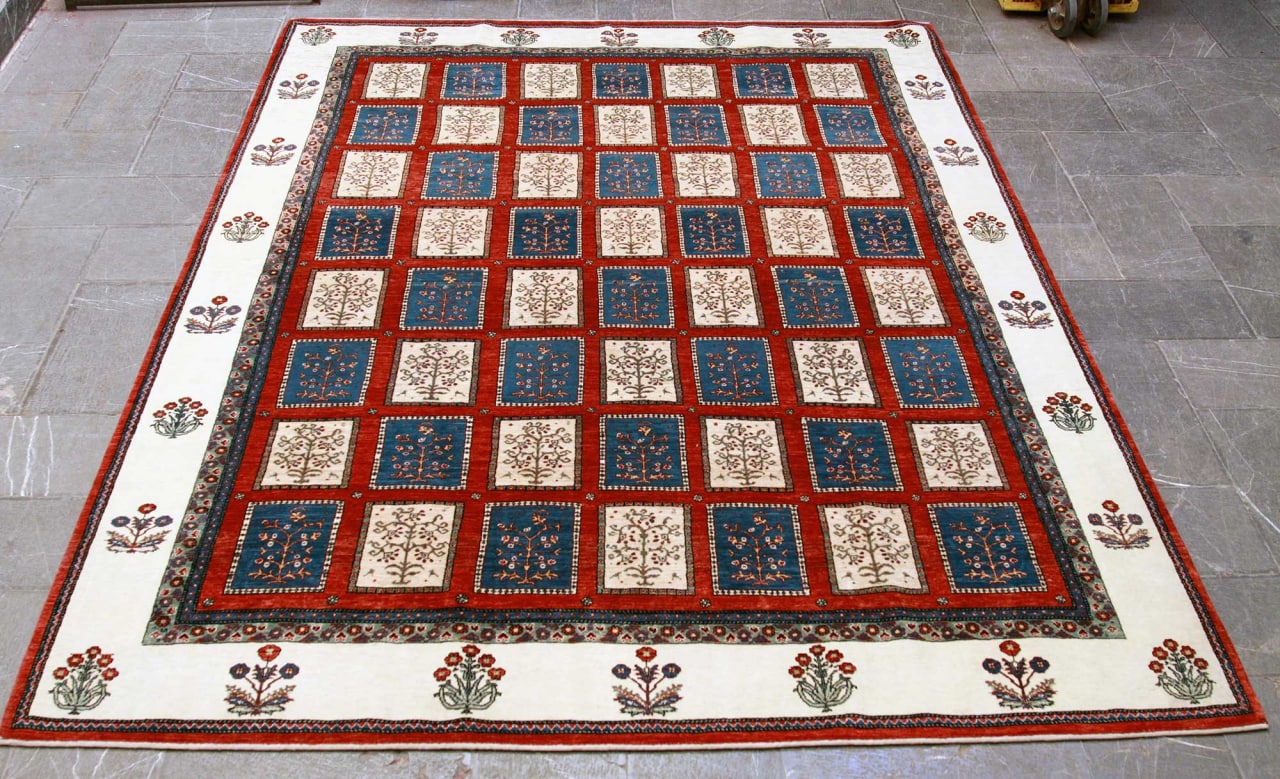 فرش دستباف قشقائي نوبافت طرح خشتي سایز قالي۳٫۴۴×۲٫۵۵ رنگ زمینه لاكي رنگ حاشیه كرم کد ۴۵۰۳۰
