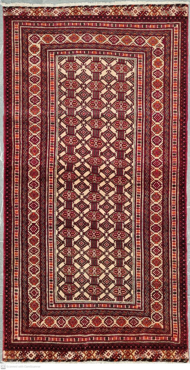 فرش دستباف بلوچ طرح بازوبندي ترکمن سایز قاليچه۲٫۰۵×۱٫۱۴ رنگ زمینه كرم رنگ حاشیه كرم کد ۴۵۱۰۶