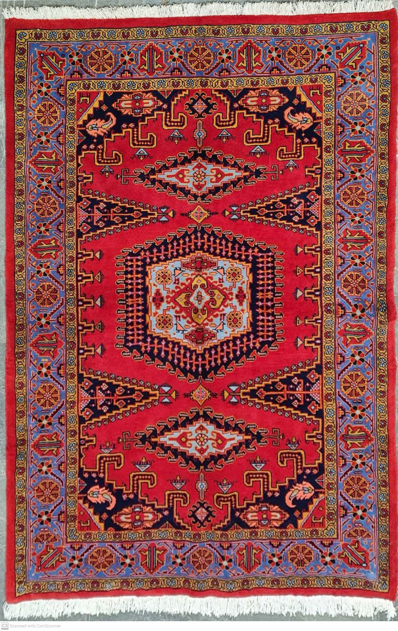 ف فرش دستباف نوبافت ويس طرح لچک و ترنج سایز پرده ای ۲٫۴×۱٫۶۴ رنگ زمینه لاكي رنگ حاشیه آبي کد ۴۵۱۵۹