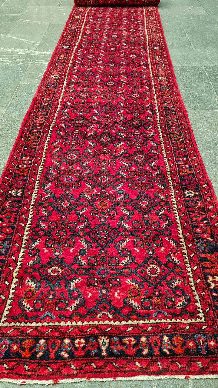 فرش دستباف حسين آباد طرح سراسر سایز كناره۷٫۴۲×۰٫۸۶ رنگ زمینه لاكي رنگ حاشیه سرمه اي کد ۴۵۱۴۲