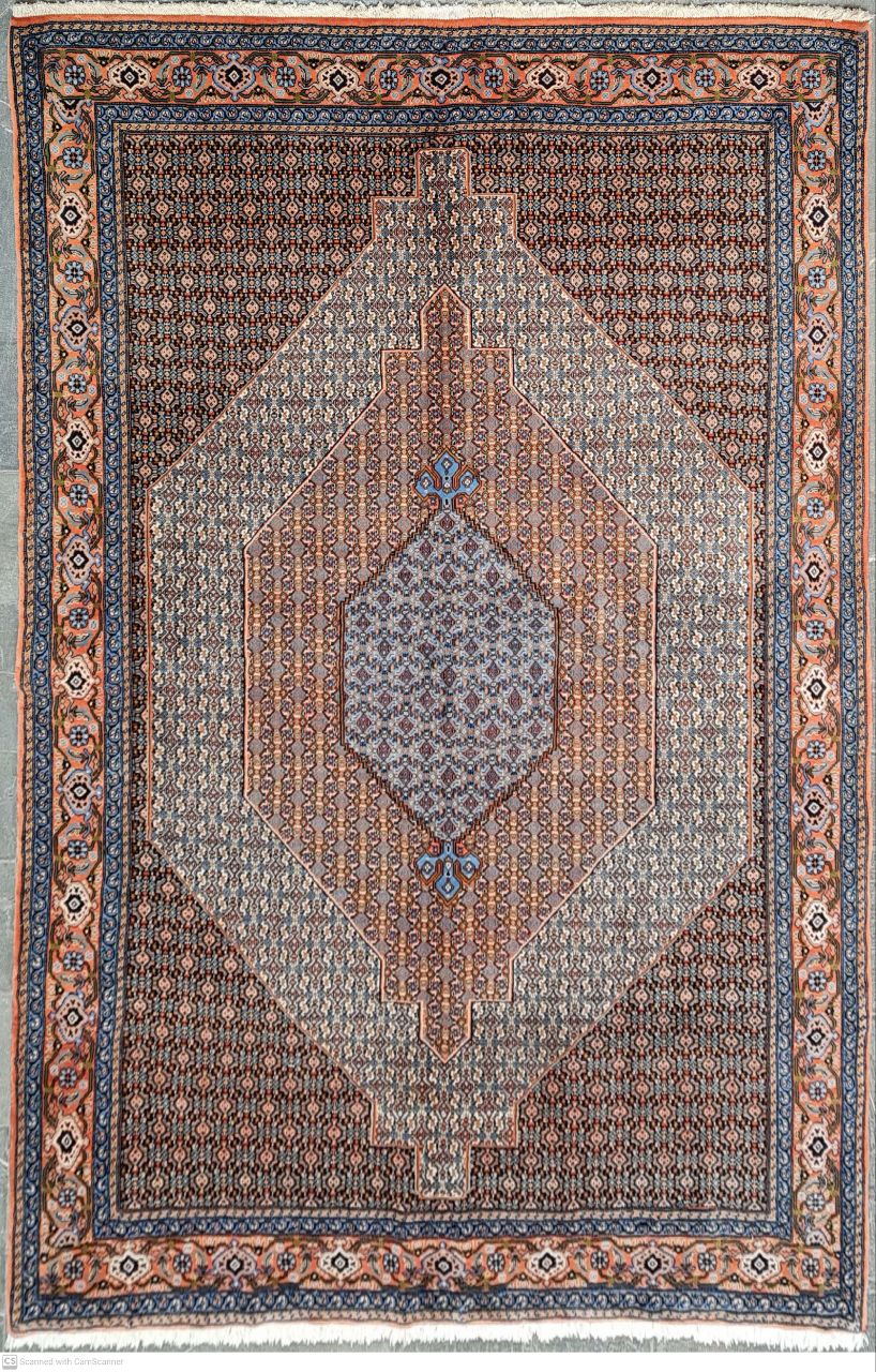 فرش دستباف سنندج درحدنو طرح لچک و ترنج سایز قالي۳٫۰۵×۲ رنگ زمینه كرم رنگ حاشیه مسي کد ۴۵۱۲۱