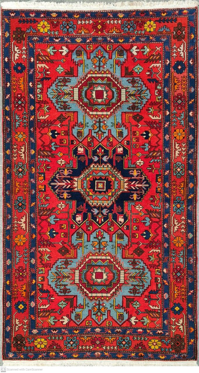فرش دستباف آنتیک قره باغ روس ۶۰ ساله طرح ۳ ترنج سایز قاليچه۲٫۰۸×۱٫۲۴ رنگ زمینه لاكي رنگ حاشیه لاكي کد ۴۵۲۱۹
