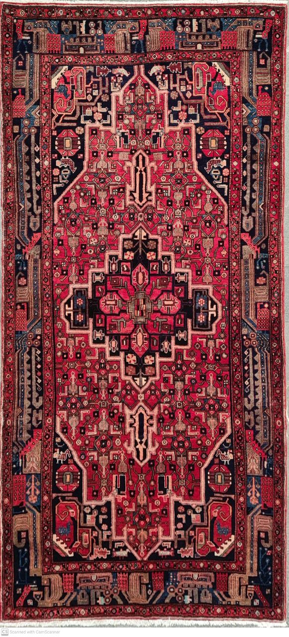 فرش دستباف حسين آباد سنقر طرح لچک و ترنج سایز ميانه۳٫۲×۱٫۵۳ رنگ زمینه لاكي رنگ حاشیه سرمه اي کد ۴۵۳۵۸