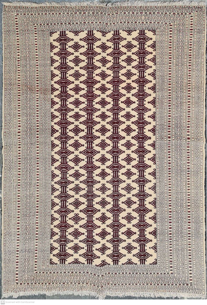 فرش دستباف ترکمن طرح بازوبندي سایز قاليچه۱٫۹۴×۱٫۳۷ رنگ زمینه كرم رنگ حاشیه كرم کد ۴۵۲۵۵