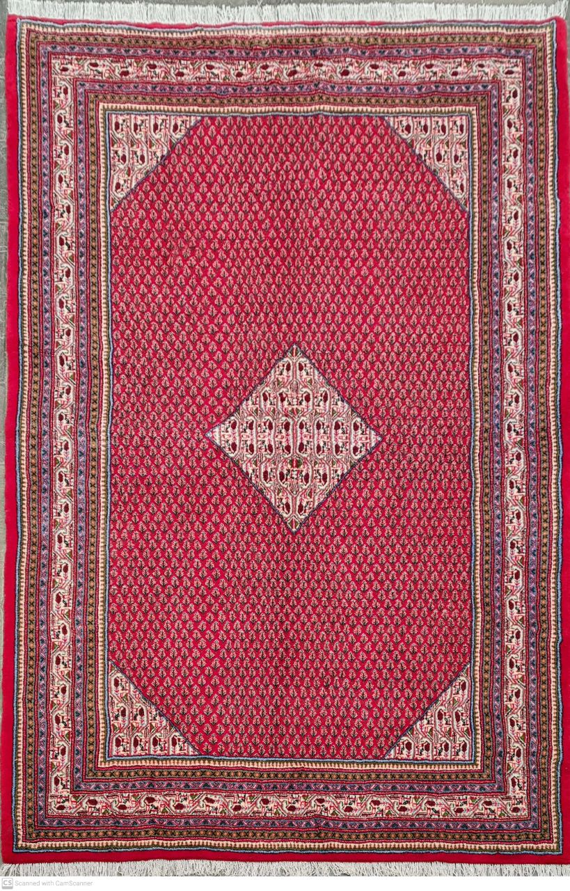 فرش دستباف نوبافت ساروق میر طرح بته ترنج توسلی سایز قالي۳٫۰۸×۲٫۱۲ رنگ زمینه لاكي رنگ حاشیه كرم کد ۴۵۱۹۸