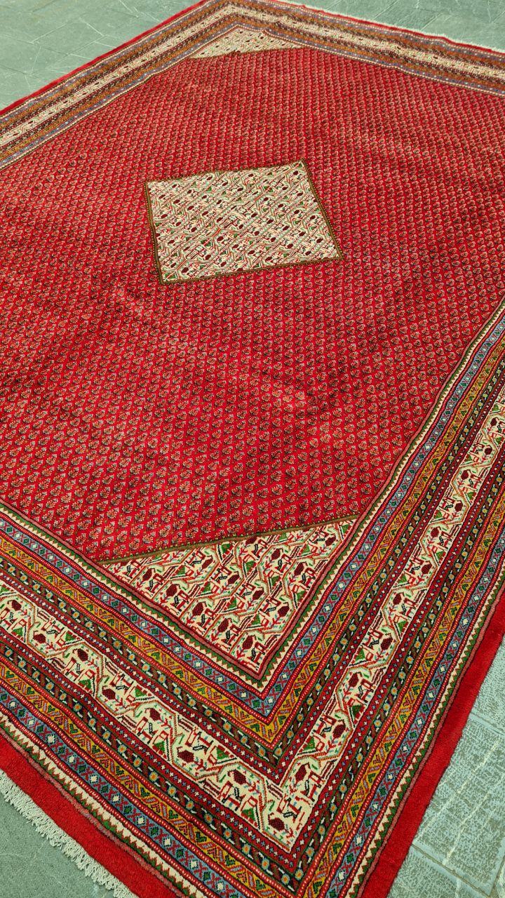 فرش دستباف ساروق میر در حد نو طرح بته ترنج سایز قالي۳٫۹۴×۳ رنگ زمینه لاكي رنگ حاشیه كرم کد ۴۵۲۰۹