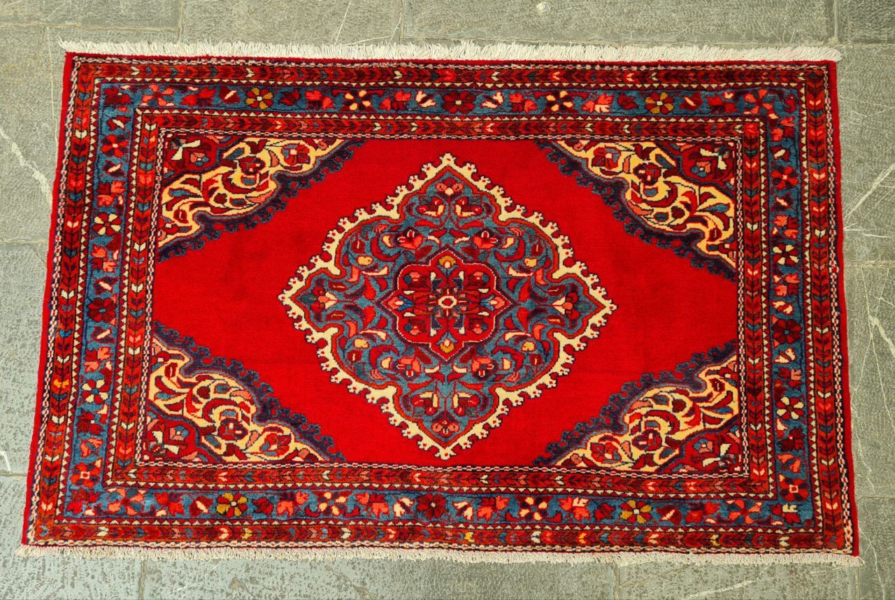 فرش دستباف رودبار تفرش طرح لچک و ترنج سایز پشتي۰٫۶۵×۱٫۰۵ رنگ زمینه لاكي رنگ حاشیه آبي کد ۴۵۱۲۵
