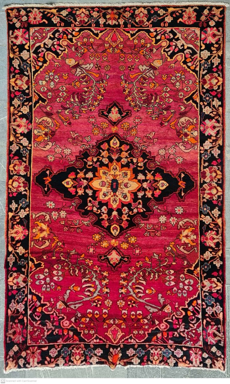 ف فرش دستباف آنتیک گرجي باف طرح لچک و ترنج سایز قالي۳٫۱×۲ رنگ زمینه لاكي رنگ حاشیه سرمه اي کد ۴۵۱۱۴