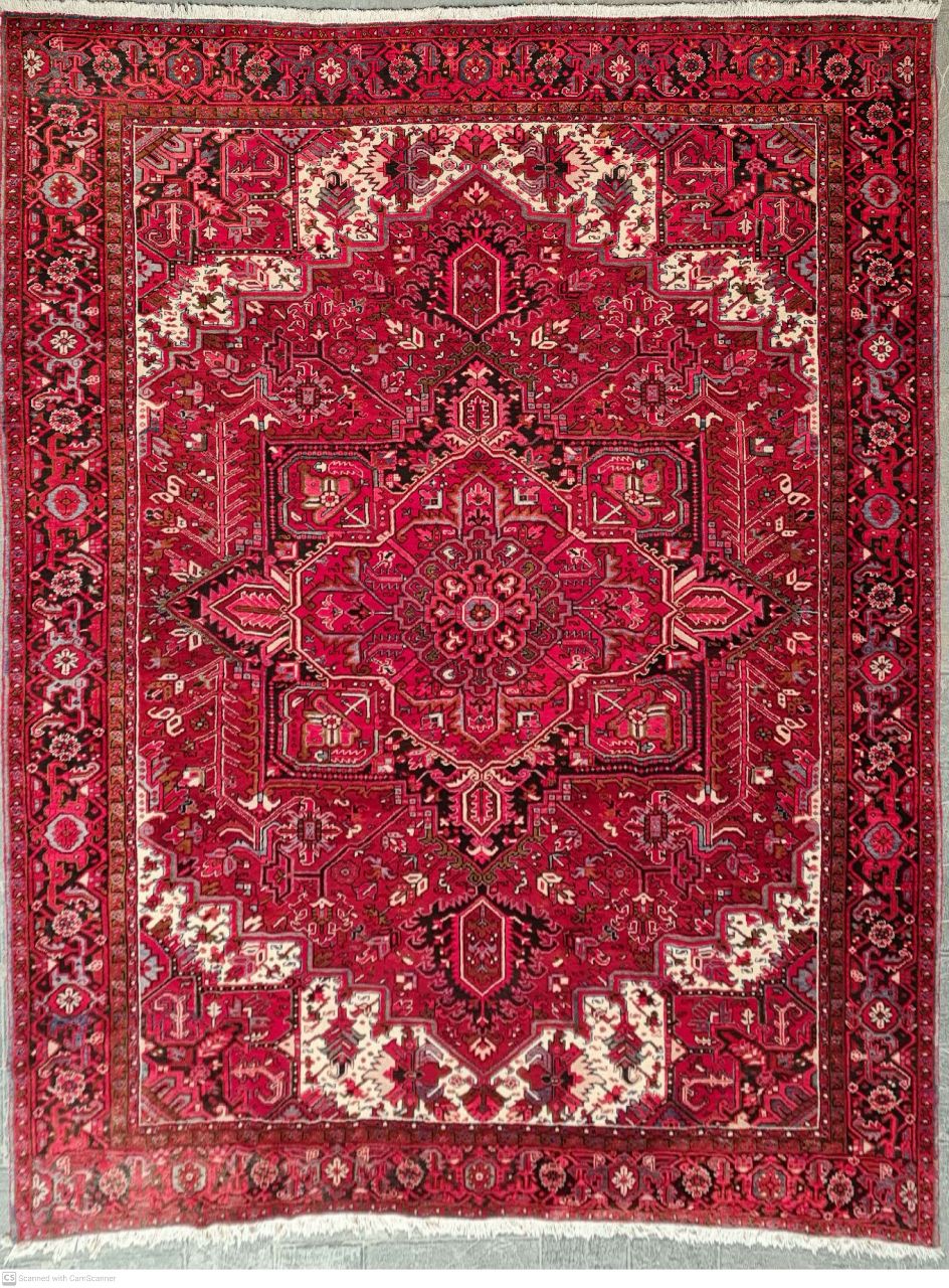 فرش دستباف بخشايش هريس طرح لچک و ترنج سایز قالي۳٫۹×۳٫۱۶ رنگ زمینه لاكي رنگ حاشیه سرمه اي کد ۴۵۱۷۰