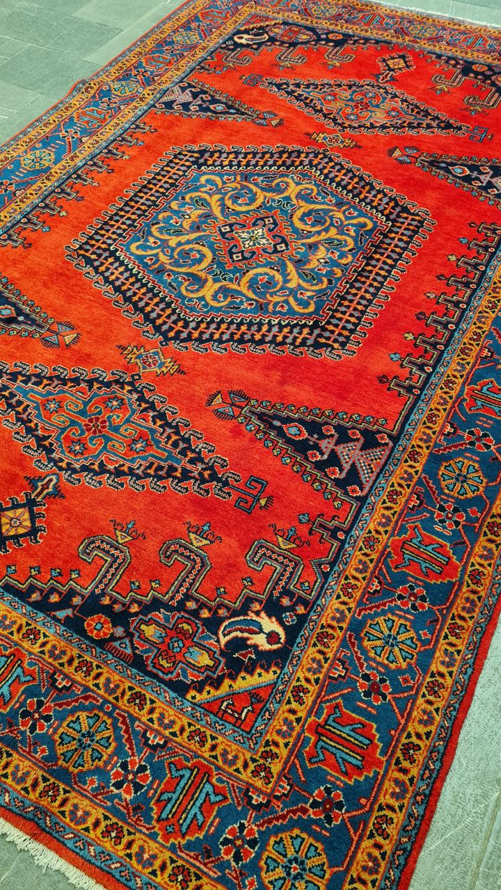 فرش دستباف ويس طرح لچک و ترنج سایز قالي ۳٫۴۳×۲٫۲ رنگ زمینه لاكي رنگ حاشیه آبي کد ۴۵۵۳۶