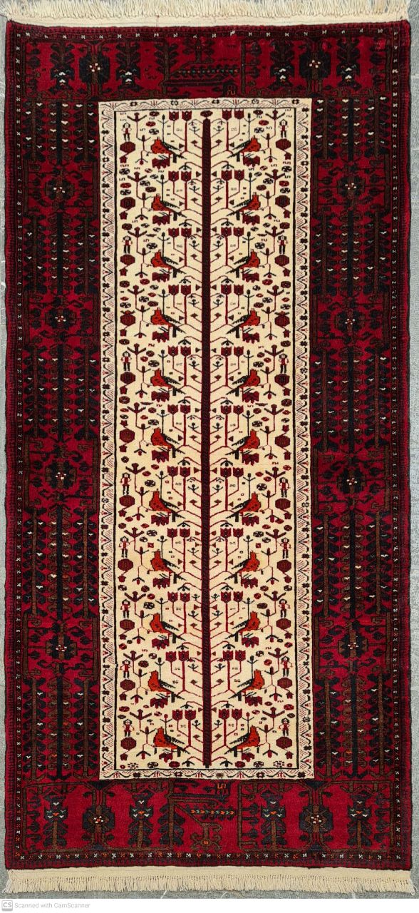 فرش دستباف بلوچ طرح درختي حيواندار سایز قاليچه ۲٫۰۵×۱٫۰۷ رنگ زمینه كرم رنگ حاشیه لاكي کد ۴۵۵۴۹