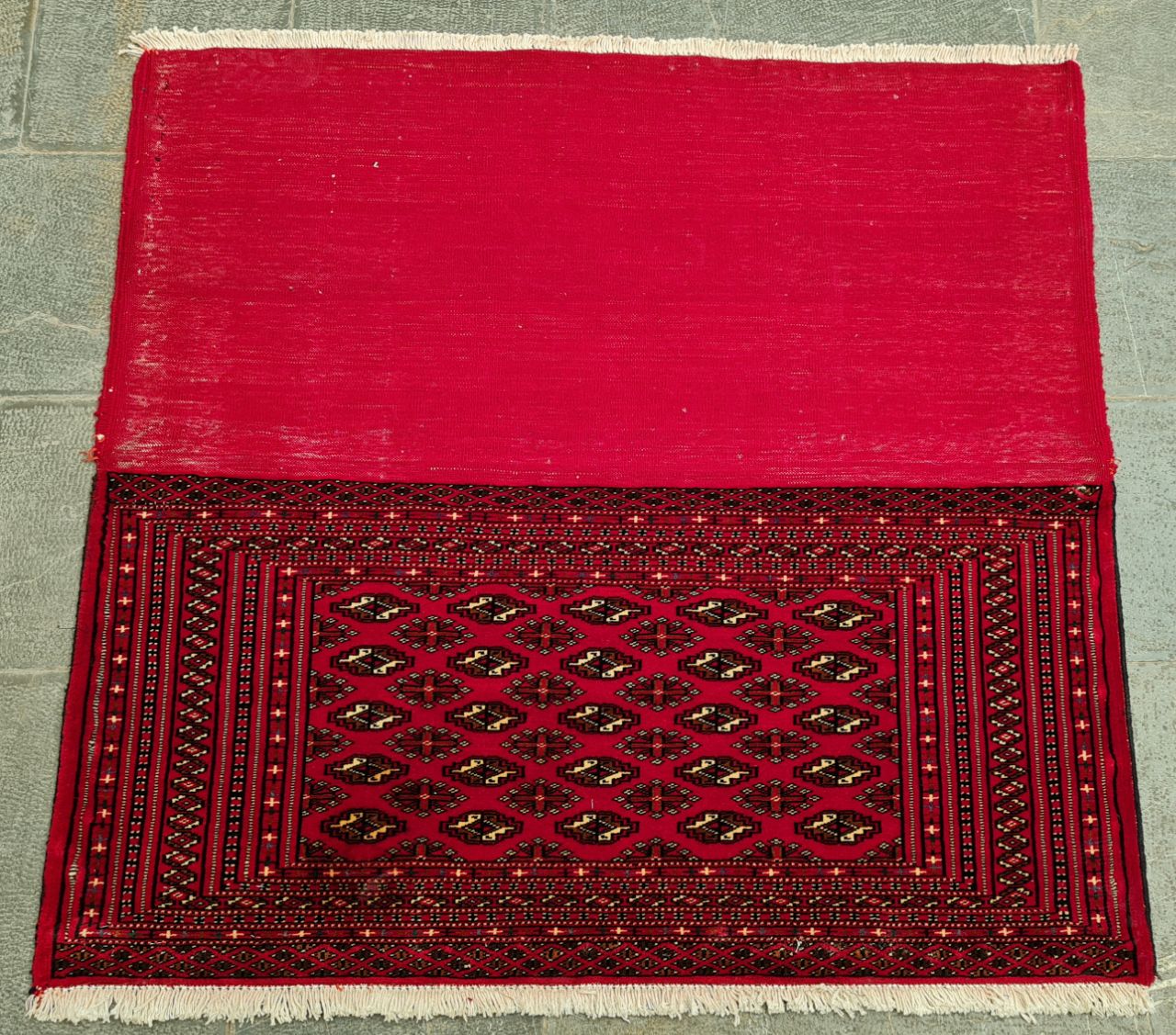 فرش دستباف ترکمن طرح قابي سایز پشتي ۱٫۱×۰٫۵۵ رنگ زمینه لاكي رنگ حاشیه لاكي کد ۴۵۶۶۸