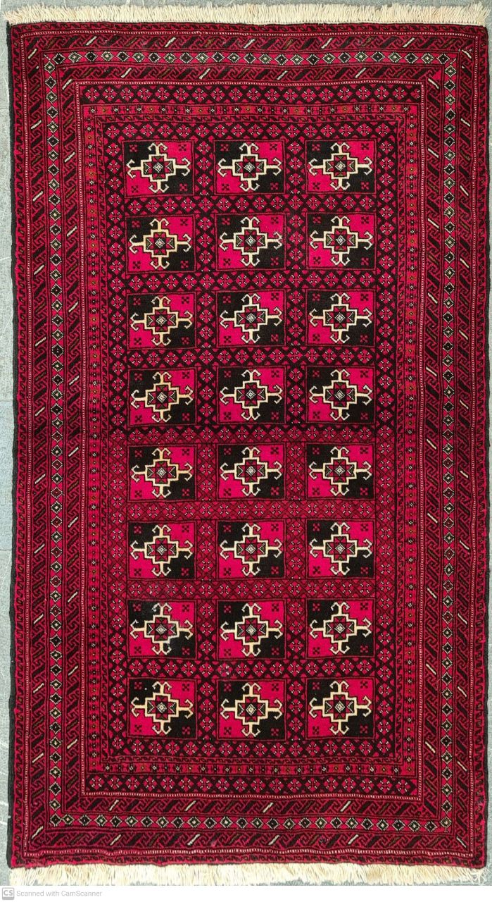 فرش دستباف بلوچ طرح خشتي ریزباف سایز ذرع  و نيم ۱٫۶۸×۱٫۰۵ رنگ زمینه لاكي رنگ حاشیه لاكي کد ۴۵۵۶۲