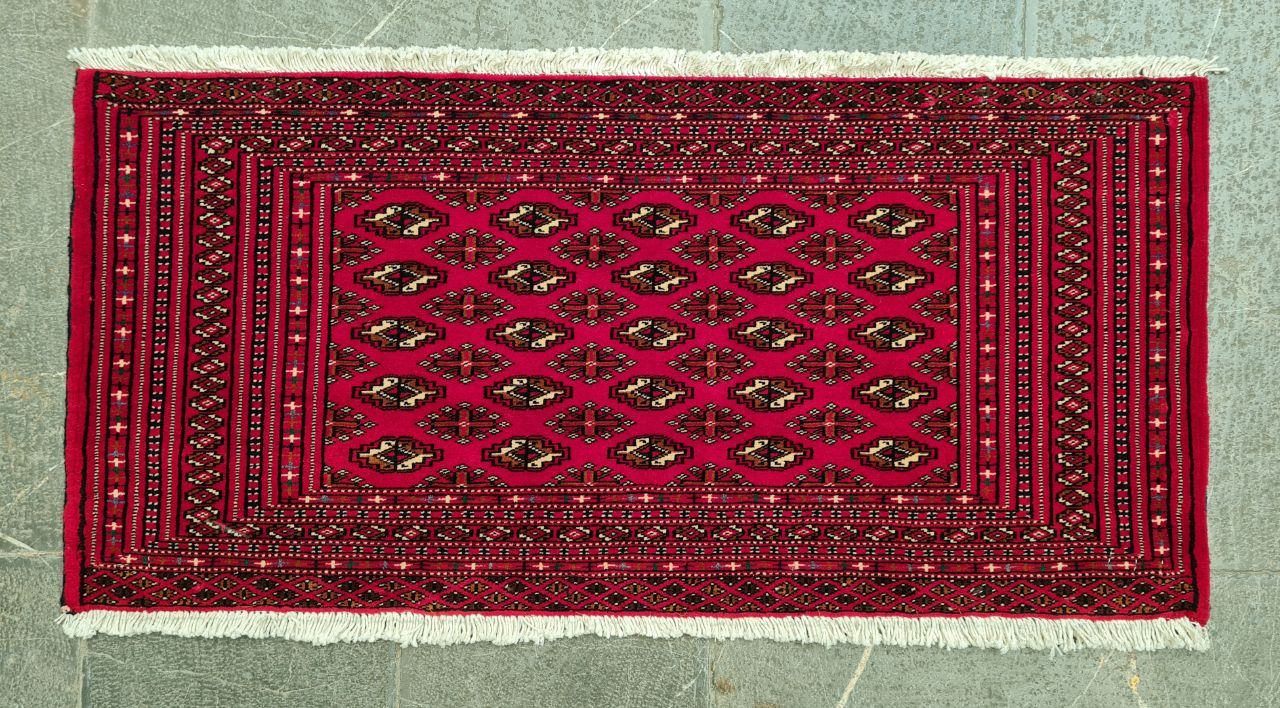 فرش دستباف ترکمن طرح قابي سایز پشتي ۱٫۱×۰٫۵۵ رنگ زمینه لاكي رنگ حاشیه لاكي کد ۴۵۶۶۹
