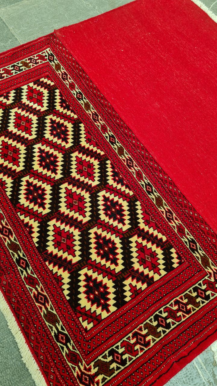فرش دستباف ترکمن طرح قابي سایز پشتي ۱٫۰۸×۰٫۵۵ رنگ زمینه كرم رنگ حاشیه كرم کد ۴۵۶۶۶