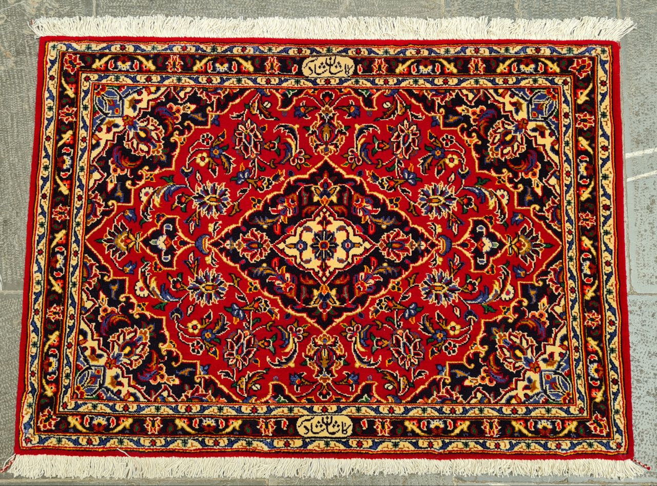 فرش دستباف کاشان طرح لچک و ترنج سایز پشتي ۱×۰٫۷۱ رنگ زمینه لاكي رنگ حاشیه سرمه اي کد ۴۵۶۷۱