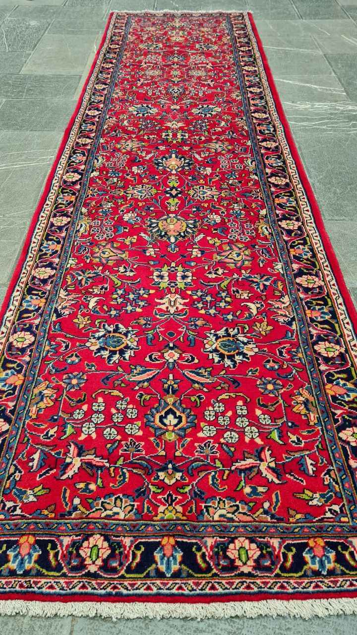 فرش دستباف ساروق طرح افشان سایز كناره ۳٫۳×۰٫۹ رنگ زمینه لاكي رنگ حاشیه سرمه اي کد ۴۵۳۹۹