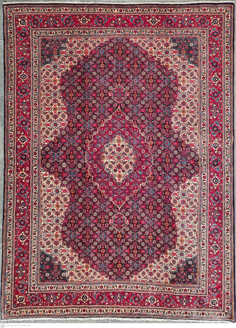 فرش دستباف ساروق طرح ترنجي ماهي نقشه سراب سایز قالي ۳٫۱۸×۲٫۴۵ رنگ زمینه سرمه اي رنگ حاشیه لاكي کد ۴۵۴۳۶