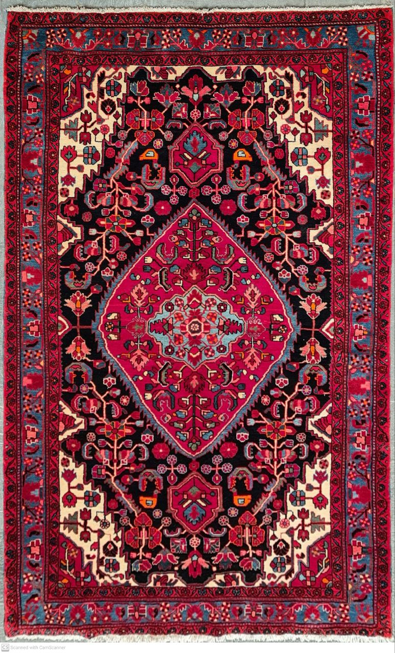فرش دستباف نهاوند طرح لچک و ترنج سایز پرده اي ۲٫۵۸×۱٫۵۸ رنگ زمینه سرمه اي رنگ حاشیه آبي کد ۴۵۷۹۴