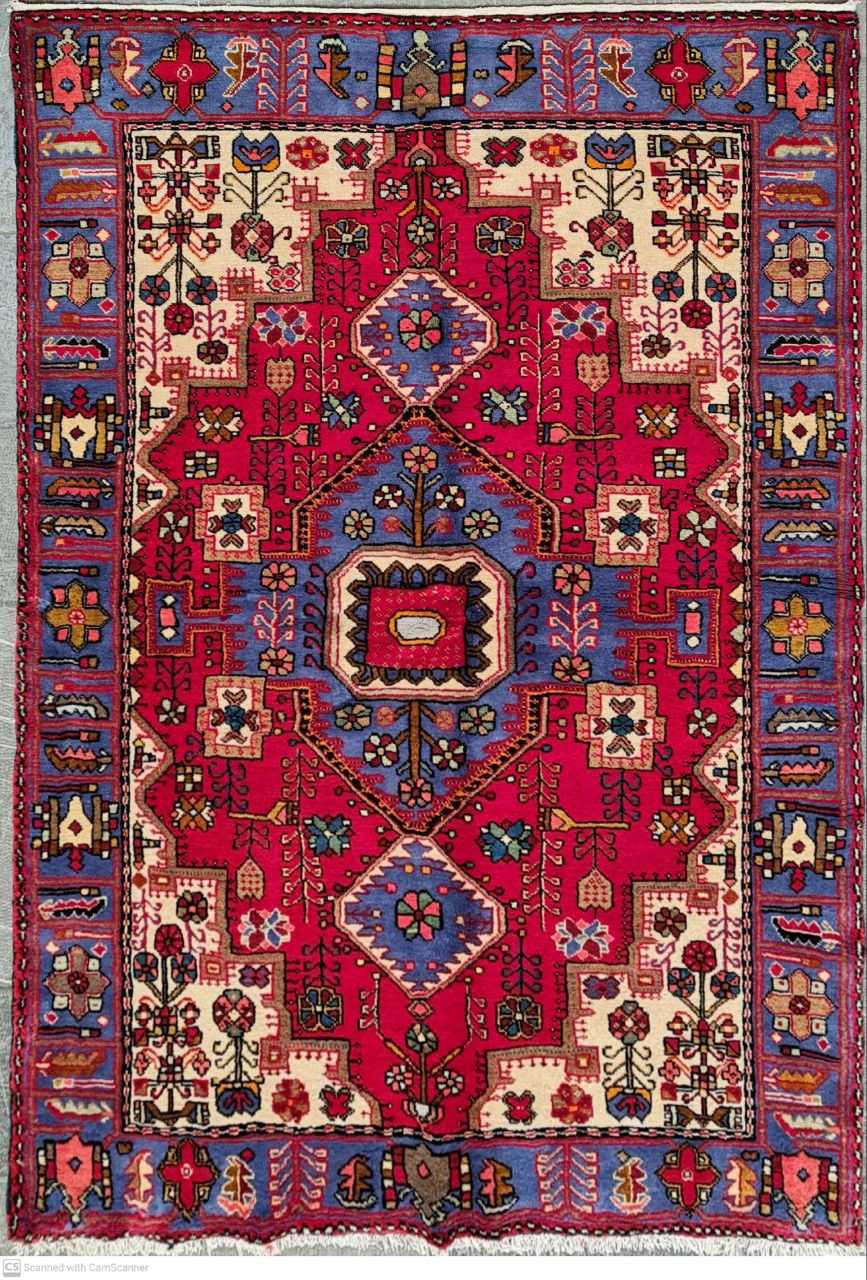 فرش دستباف نوبافت گرگ حيدر نهاوند طرح لچک و ترنج سایز قاليچه ۲×۱٫۴۴ رنگ زمینه لاكي رنگ حاشیه آبي کد ۴۵۶۸۷