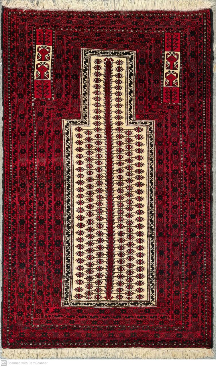 فرش دستباف بلوچ طرح جانمازي سایز ذرع  و نيم ۱٫۵۱×۱ رنگ زمینه كرم رنگ حاشیه لاكي کد ۴۵۵۵۹