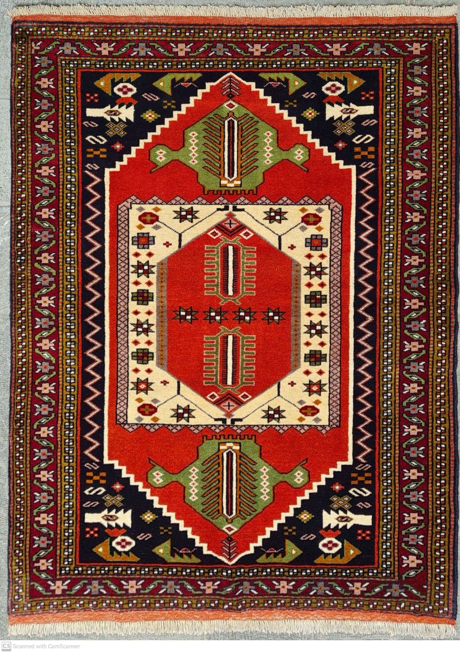 فرش دستباف کردي قوچان طرح لچک و ترنج سایز قاليچه ۱٫۹۸×۱٫۲۸ رنگ زمینه لاكي رنگ حاشیه لاكي کد ۴۵۵۷۵