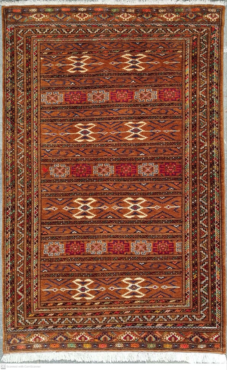 فرش دستباف ترکمن درحدنو طرح محرمات سایز قاليچه ۱٫۹۴×۱٫۲۷ رنگ زمینه قهوه اي رنگ حاشیه قهوه اي کد ۴۵۵۷۴