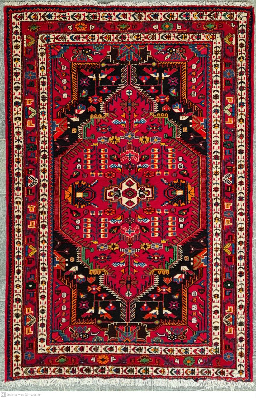 فرش دستباف نوبافت تويسركان طرح لچک و ترنج سایز قاليچه ۲٫۱۳×۱٫۴۳ رنگ زمینه سرمه اي رنگ حاشیه لاكي کد ۴۵۵۸۵