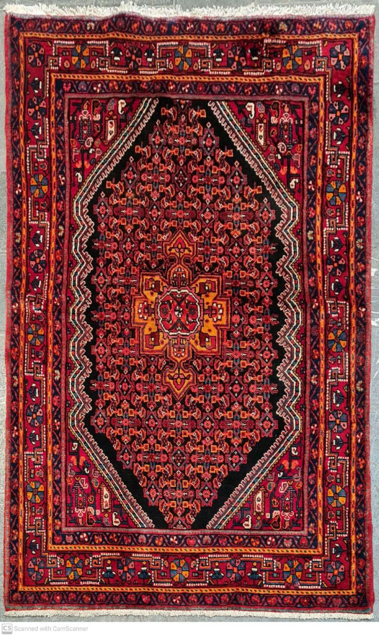 فرش دستباف ملاير طرح ترنجي ماهي سایز قاليچه ۲٫۲۲×۱٫۳ رنگ زمینه سرمه اي رنگ حاشیه لاكي کد ۴۵۸۹۸