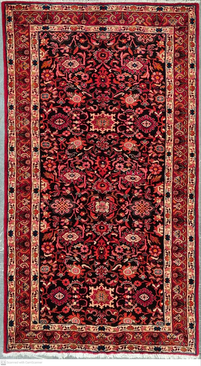 فرش دستباف ننج ملاير طرح پا شتري سایز ميانه ۳٫۱×۱٫۷ رنگ زمینه سرمه اي رنگ حاشیه لاكي کد ۴۵۹۴۳